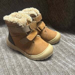 Boys fur lines boot, like new